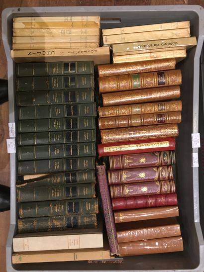 null 
Trois mannettes de volumes reliés modernes et XIXe dont Jules Vernes, Molière,...