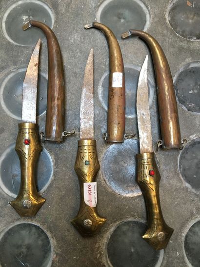 null 7 poignards ou dagues de style oriental en laiton, bois ou divers, certains...