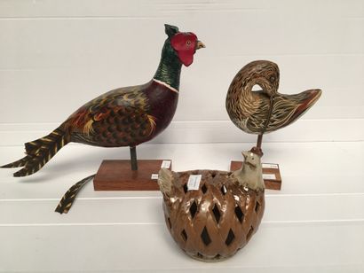 Deux animaux en bois peint : faisan et canard...