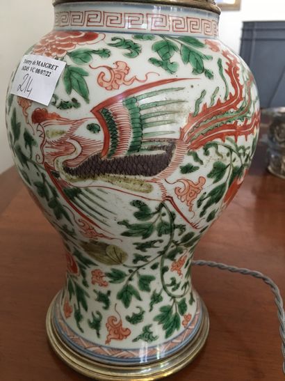 null Potiche en porcelaine de Chine, décor en émaux de la famille verte, à motif...