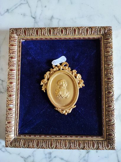 null LOT : Petit médaillon en bronze représentant les profils de Louis XVI et de...