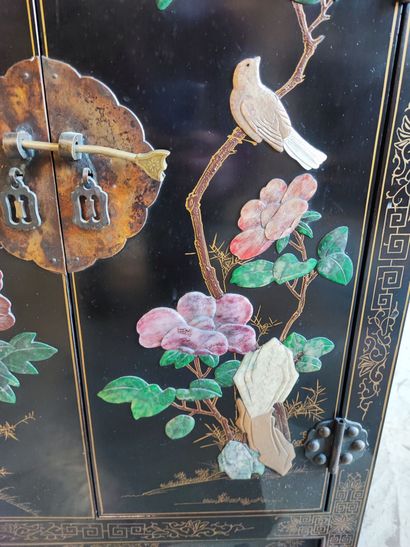 null Small lacquered piece of furniture with two leaves, decoration of iseaux branches...