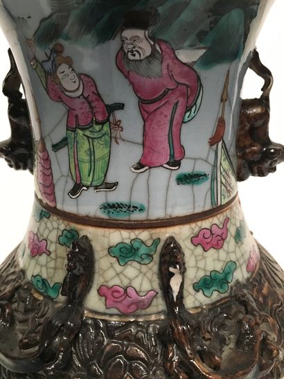 null CHINE, NANKIN. Vase en porcelaine à fond craquelé, décor de guerriers et cavaliers...