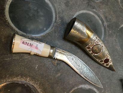 null 7 poignards ou dagues de style oriental en laiton, bois ou divers, certains...