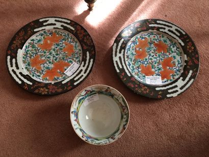 null 
CHINE. Paire d'assiettes en porcelaine décor de fleurs sur fond d'nerouelemtns,...