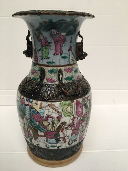 null CHINE, NANKIN. Vase en porcelaine à fond craquelé, décor de guerriers et cavaliers...