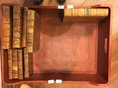 null 
Deux mannettes de volumes reliés XVIIIe et XIXe divers dont Dictionnaire de...