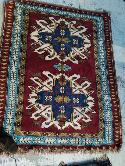 null 
Lot : Un tapis ethnique fond rouge et brique. On y joint deux petits tapis...
