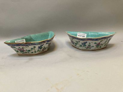 null China

Pair of poly-lobed cups and three bowls decorated with Famille Rose enamels

Modern...