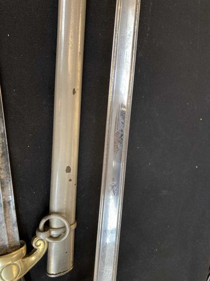 null Un sabre, modèle 1882 L. 99 cm 

On y joint une dague de pompier, début IIIème...