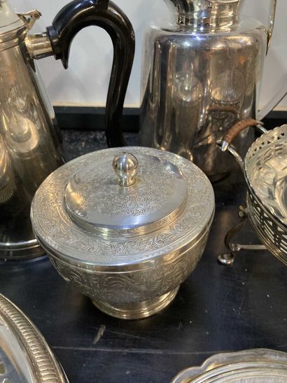 null Handle of silver plated metal of which cups, pourers of which various elements...