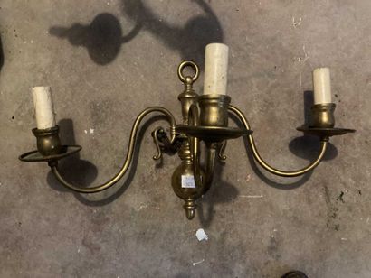null Set of 2 chandeliers, one in brass with 6 lights in the Dutch style, one with...