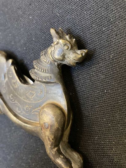 null Coupe Bethel en bronze à figure de chimère

Inde 

Long : 14,5 cm

Usures