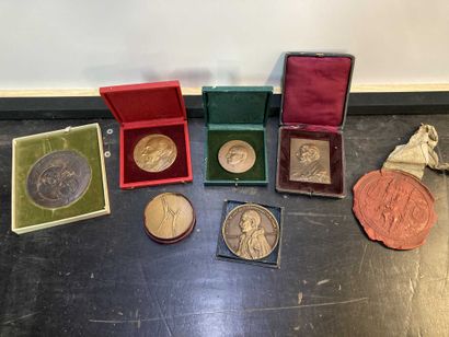 Lot de 6 médailles ou plaques dont Société...