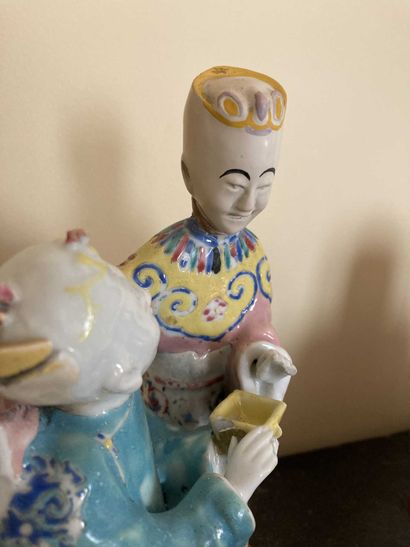 null Bouddha prieur en porcelaine (ht 17 cm)

On y joint groupe de 2 personnages...