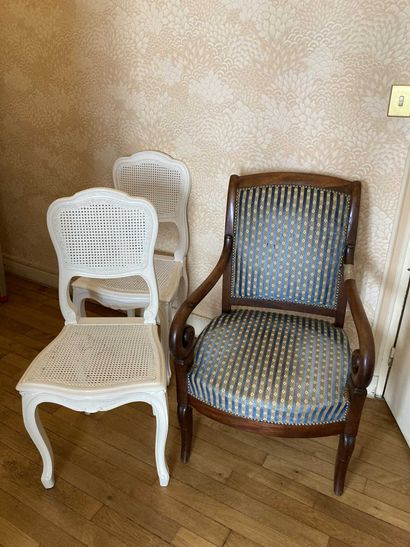 null Lot dont fauteuil crosse et 2 chaises cannées laquées blanc

94 x 59 cm