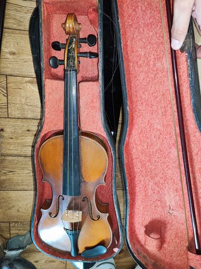 null Study violin and its bow

accidents and missing strings

A second student violin...