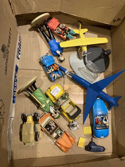 null Lot de petits trains et railles dans une boite on y joint Lot de jouets Tintin...