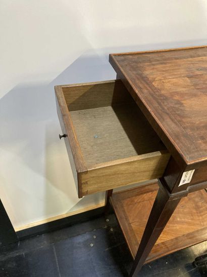 null Petite table en placage, ouvrant par un tiroir, un plateau en entretoise 

Travail...