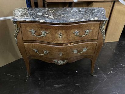 null Commode en bois à décor de marqueterie

Style Louis XV (sauts de placage, manque...