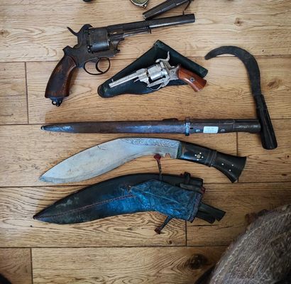 null Lot comprenant : baïonnette, revolvers, pistolet, kukri et couteaux.