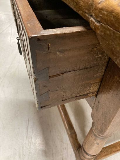 null Table en bois naturel, vers 1800, entretoise 

70 x 83 x 63 cm 

On y joint...