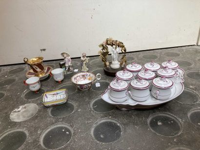 null Lot de porcelaine divers dont : service de 9 pots à crème et leur plateau, tasses...