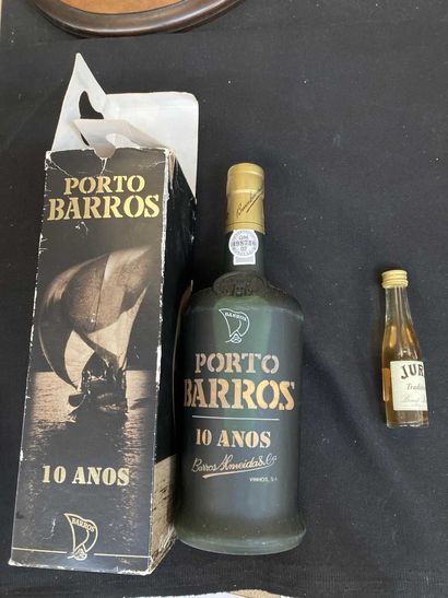 null Une bouteille de Porto Barros 10 Anos, une mignonette Jura Tradition