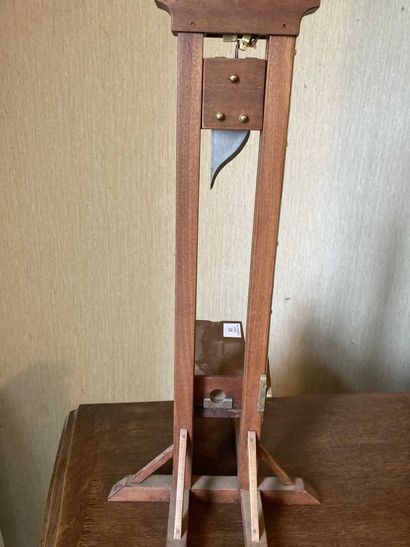 null Guillotine en bois formant coupe cigare

Ht : 45 cm