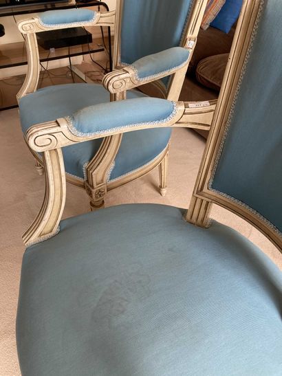 null Paire de fauteuils en bois laqué blanc de style Louis XVI , garniture bleue...