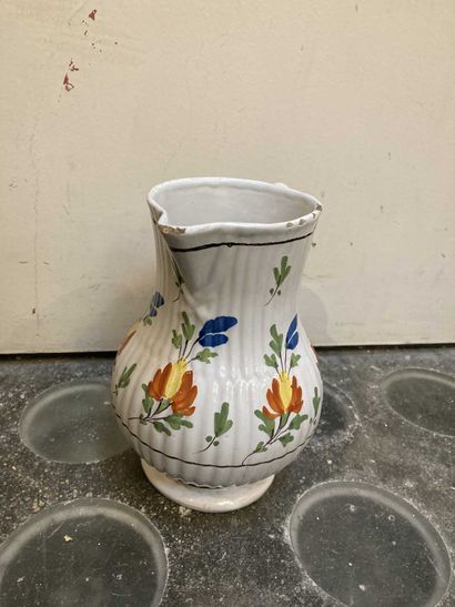 null An earthenware pitcher with small dimension with flowers. 

(small chips)