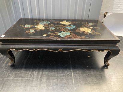 CHINA

Coffee table with lacquered decoration...