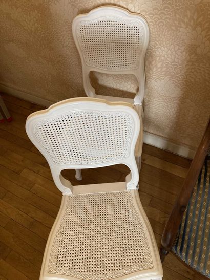 null Lot dont fauteuil crosse et 2 chaises cannées laquées blanc

94 x 59 cm