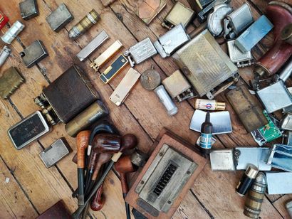 null Large lot of various lighters including Dupont, Dunhill, table lighters, souvenir...