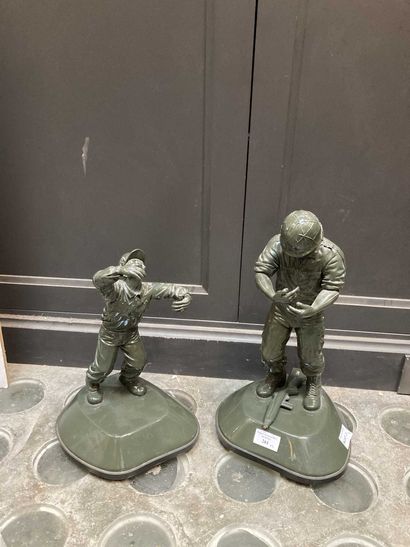 null Ecole contemporaine

Deux jouets représentant des soldats, en composition, ...