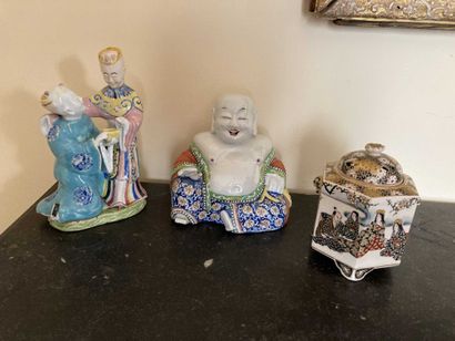 Bouddha prieur en porcelaine (ht 17 cm)

On...