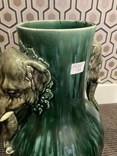 null Pair of long-necked ceramic vases with elephant heads 

Height : 37 cm 37 cm...