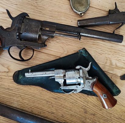 null Lot comprenant : baïonnette, revolvers, pistolet, kukri et couteaux.