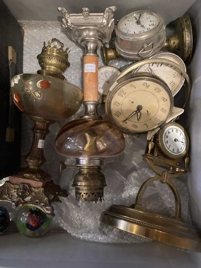 null Lot including: a lot of clocks and alarm clocks; a SAVOY ROYER camera; two oil...