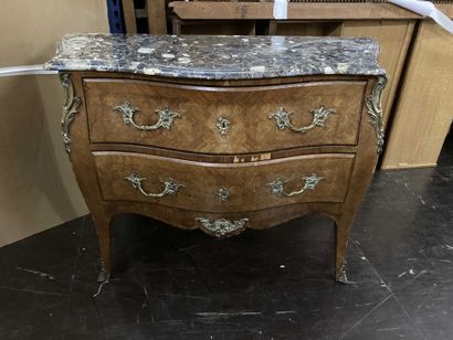 null Commode en bois à décor de marqueterie

Style Louis XV (sauts de placage, manque...