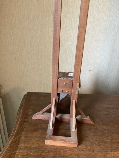 null Wooden guillotine forming a cigar cup

Height : 45 cm