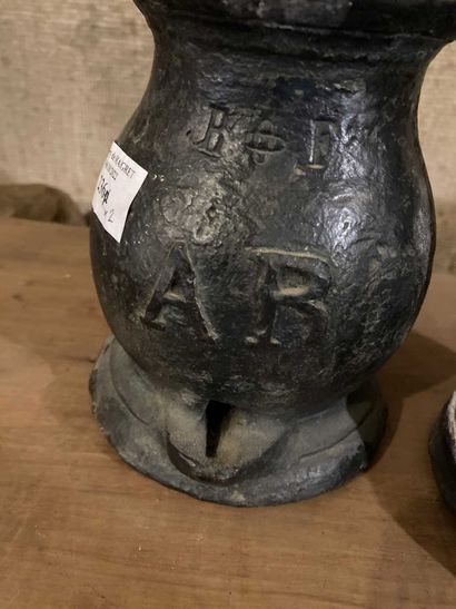 null Two cast iron fire pots, one monogrammed AR. Size: 16 cm. 

Worn