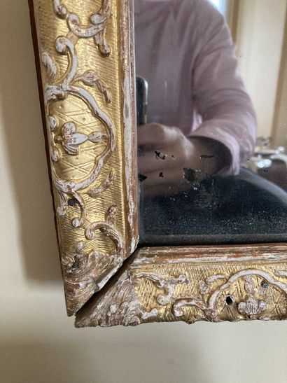 null Miroir en bois mouluré et doré de style à la Bérain 

106 x 80 cm

(usures,...