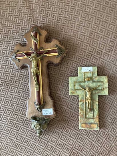 null Lot of which metal stoup on a wooden core and crucifix on hard stone

(minor...