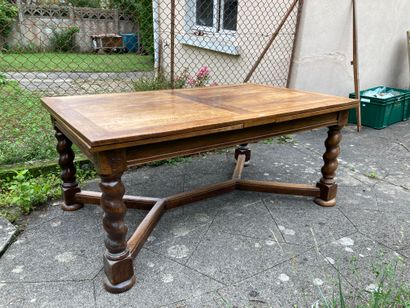 Table en bois naturel, allonges à l'italienne,...