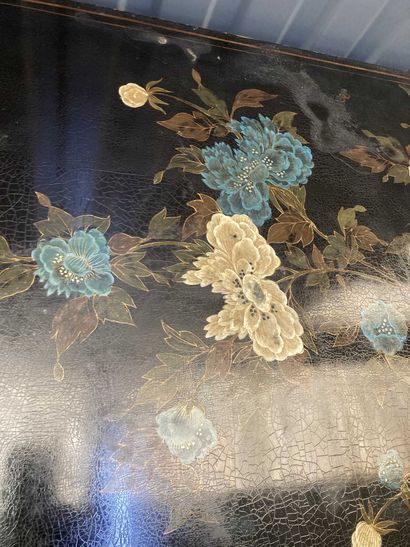 null CHINE

Table basse à décor laqué de fleurs sur fond noir

travail moderne (usures...