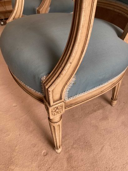 null Paire de fauteuils en bois laqué blanc de style Louis XVI , garniture bleue...