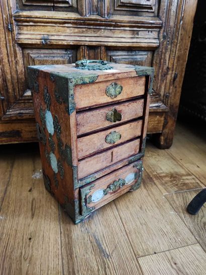 Small jewelry box in wood and ironwork, jade...