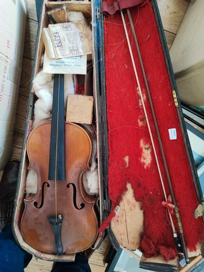 null Study violin and its bow

accidents and missing strings

A second student violin...