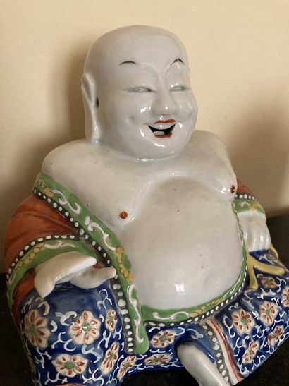 null Bouddha prieur en porcelaine (ht 17 cm)

On y joint groupe de 2 personnages...